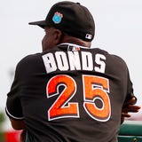 マーリンズのボンズ打撃コーチ、ホームラン競争で現役選手に勝利