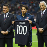 槙野智章、サッカー日本代表100試合目の岡崎慎司にインタビュー「100試合どう？」