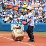 スター・ウォーズのBB-8、始球式に登場「とてもエキサイティング」
