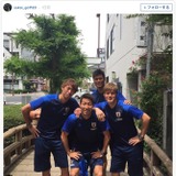 サッカー日本代表の散歩隊…吉田麻也にファンは「心霊写真みたい」
