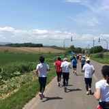iPhone壁紙「青い池」の美瑛町を走るヘルシーマラソン…増田明美がハイタッチ