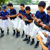 野球少年は「PLAY BALL 2014」手帳に夢中……地域スポーツを応援するマクドナルド