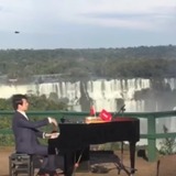 中国のピアニスト、イグアスの滝で演奏…リオオリンピック選手のために