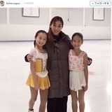 元フィギュア・村主章枝、子供たちとリンクで3ショット