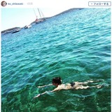 柴咲コウ、ビキニ姿で平泳ぎ「海は良いよなぁ～」