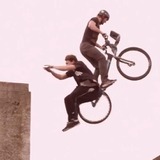 ロンドンでダイナミックなバイクトライアル