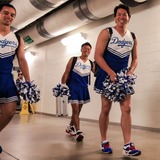 ドジャース・前田健太、チアガール姿でノリノリ…メジャー恒例の仮装行事