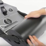 欧米で大人気！丸めて収納 “巻き寿司”モチーフのスーツバッグが日本で発売