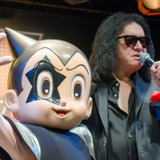 KISSのジーン・シモンズ、鉄腕アトムと対面…KISS EXPO開催「夢の扉が開いた場所」