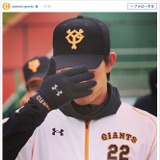 恥ずかしがる巨人の小林誠司…ファン「顔を隠しててもイケメンってわかる」