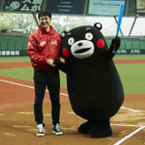 岩隈久志とくまモンが始球式で対決！草野球大会「キット、ずっと杯」