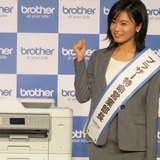 小島瑠璃子が“特命営業部長”に就任、「書き初め」で部の方針を表明!…ブラザー新製品発表会