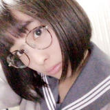 大友花恋、セーラー服にめがねの文学少女姿を公開