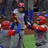 【WBC2017】1試合で2度の珍事、同じ観客がフェンス際でボールキャッチ