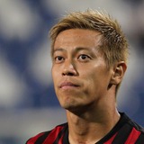 本田圭佑、長友佑都の自宅で食事…専属シェフと3ショット「噛みしめたみたいです。笑」