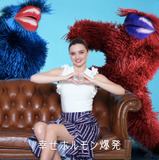 ミランダ・カーと謎の生物がダンス！カオス過ぎる動画「烏龍CHUでスキスキスー」公開