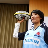 丸川珠代大臣、流暢な英語で豪ラグビー選手らに対応