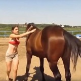 「もぉ～、しょうがないなぁ」うまく乗れない女性に気遣って優しくする馬がイケメンすぎ！