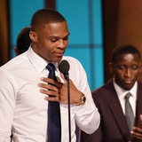 ウェストブルックが涙の初受賞…NBAシーズンMVPを獲得