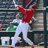 大谷翔平のバックスクリーン越え特大弾に同僚驚愕「コルクバット使ってるのか？」
