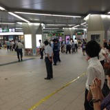 【緊急速報】浦和駅が騒然　燃焼破片飛び散る現場と撮影する人々に何思う