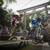 神聖な神社やお宮をMTBでダウンヒルするレッドブル・ホーリーライドは京都・岩清水八幡宮で