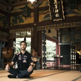 F1日本GPで勝てますようにとダニエル・リカルドが東京・谷中で祈祷