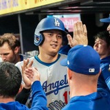 【MLB】新たなセレブレーション？　テオスカー、8号本塁打の大谷翔平を“マッスルポーズ”でお出迎え　米記者も「あのリアクション見て！」