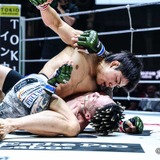 【RIZIN】「右目の上が膨らんでいる……」ヒロヤ、無慈悲の鉄槌で篠塚辰樹にTKO勝ち　左腕を封じた“圧勝劇”にスタンディングオベーション
