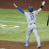 【MLB】大谷翔平の12号「万歳ポーズ」で思い出される“世界の王”の歴史的名場面　劇的弾直後の姿に注目「アリゾナの信じられない夜」