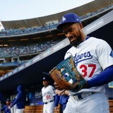 【MLB】ドジャース地元メディア、テオスカーの“ワースト級”守備に苦言「強肩パヘスを右翼手に置きたい」　攻撃面では貢献も……