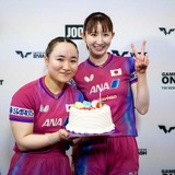 伊藤美誠、早田ひなへ25歳の誕生日サプライズで満面笑顔　“みまひな”ペアのダブルス復活戦はインドペアに逆転勝ち【卓球・USスマッシュ】