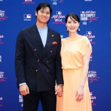 【MLB】球宴レッドカーペット、大谷翔平のファッションに辛口評価も……「真美子夫人が補った。ピーチカラーのドレスで魅力放つ」と米メディア