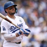 【MLB】「なんて劇的！」“執念のダイブ”でドジャースに2連勝を引き寄せた……身を挺したプレーに現地実況が感嘆、ファンから称賛も「試合の流れを変えた」