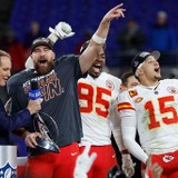 【NFL】「殺されちゃうよ」チーフスのトラビス・ケルシー、婚約者テイラー・スウィフトの椅子を壊してポツリ……番組収録中にアクシデント