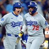 【MLB】「大谷翔平を重圧から解放できた」スーパースターの顔にも“安堵”の表情……ロハスが誇ったWS第7戦の同点アーチ