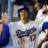 【MLB】大谷翔平、開幕日にサプライズ！ チームメート全員に腕時計をプレゼント……「一生の思い出」今季限りで引退のミゲル・ロハス感激
