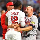 【MLB】「ワイス監督、何してるんだ」62歳のブレーブス指揮官、エンゼルスとの大乱闘で大暴れのソレアに“全力タックル”　米メディア騒然