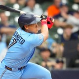 【MLB】“2戦連続決勝打”岡本和真に見られた変化……米記者が指摘した「打席での立ち位置」　捕手寄り、ベース寄りへと調整