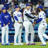 【MLB】山本由伸に気付かれないように……フードにガムの包みを投入するスミスの「チキンレース」　隣の大谷翔平はニヤニヤ、米放送局も爆笑