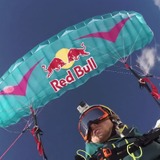 パラグライダーで岩場を回避しながらアルプスをスキーでダウンヒル