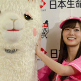 乃木坂46の白石麻衣、セ・パ交流戦始球式に登場…ヤクルト小川に投球教わる