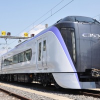 JR東日本が中央線の特急用として開発した新型電車E353系。デザインはE6系新幹線などと同様、奥山清行氏率いる「KEN OKUYAMA DESIGN」が手掛けた