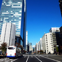 東京駅に近い鍛冶橋交差点付近。この交差点付近に京葉線地下ホームへと続く階段がある