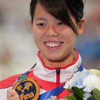 【世界水泳】女子で初の金メダル・星奈津美選手をベッキーも祝福 画像