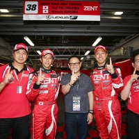 GT500でポールを獲得した#38 レクサスRC F陣営。左から高木虎之介監督、立川祐路、トヨタの豊田章男社長、石浦宏明、セルモチーム創始者の佐藤正幸氏。