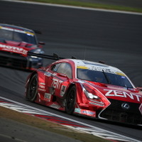 #38 RC Fと#1 GT-Rの首位攻防は見応えあった（最終的に#38は2位、#1は4位）。