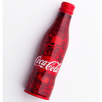 コカ・コーラが三越伊勢丹と「アートスリムボトル」チャリティー実施 画像