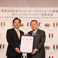 右：森喜朗東京オリンピック・パラリンピック競技大会組織委員会会長、左：ヤマトホールディングス山内雅喜社長