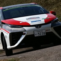【WRC】トヨタの燃料電池車 MIRAI 、ラリー仕様がデモ走行…ドイツ 画像